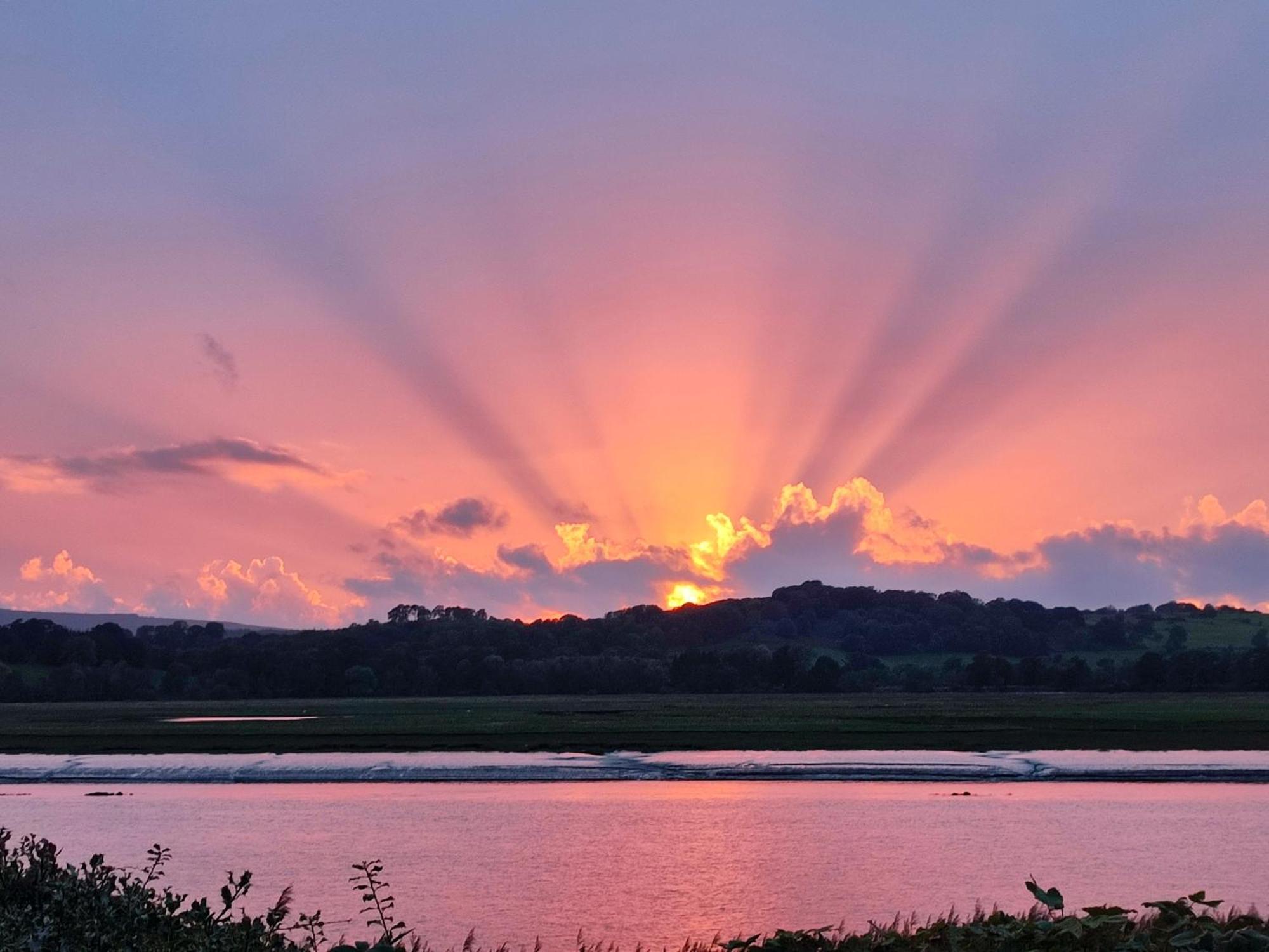 Shorepark - Waterfront Cottage With Stunning Views ダンフリーズ エクステリア 写真